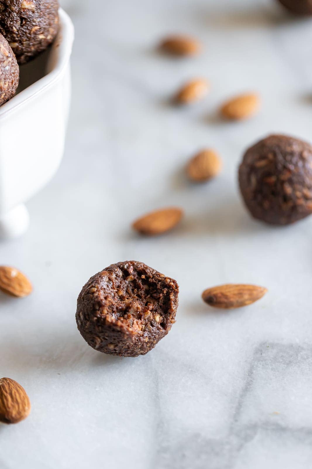  Morsure manquante dans la morsure de la boule d'énergie au chocolat