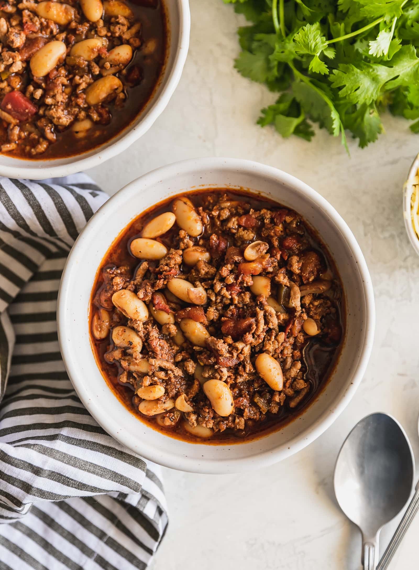 A hearty, comforting bowl of chili made with white kidney beans (cannellini), ground turkey, and Mexican chorizo. Ready in just 35 minutes!