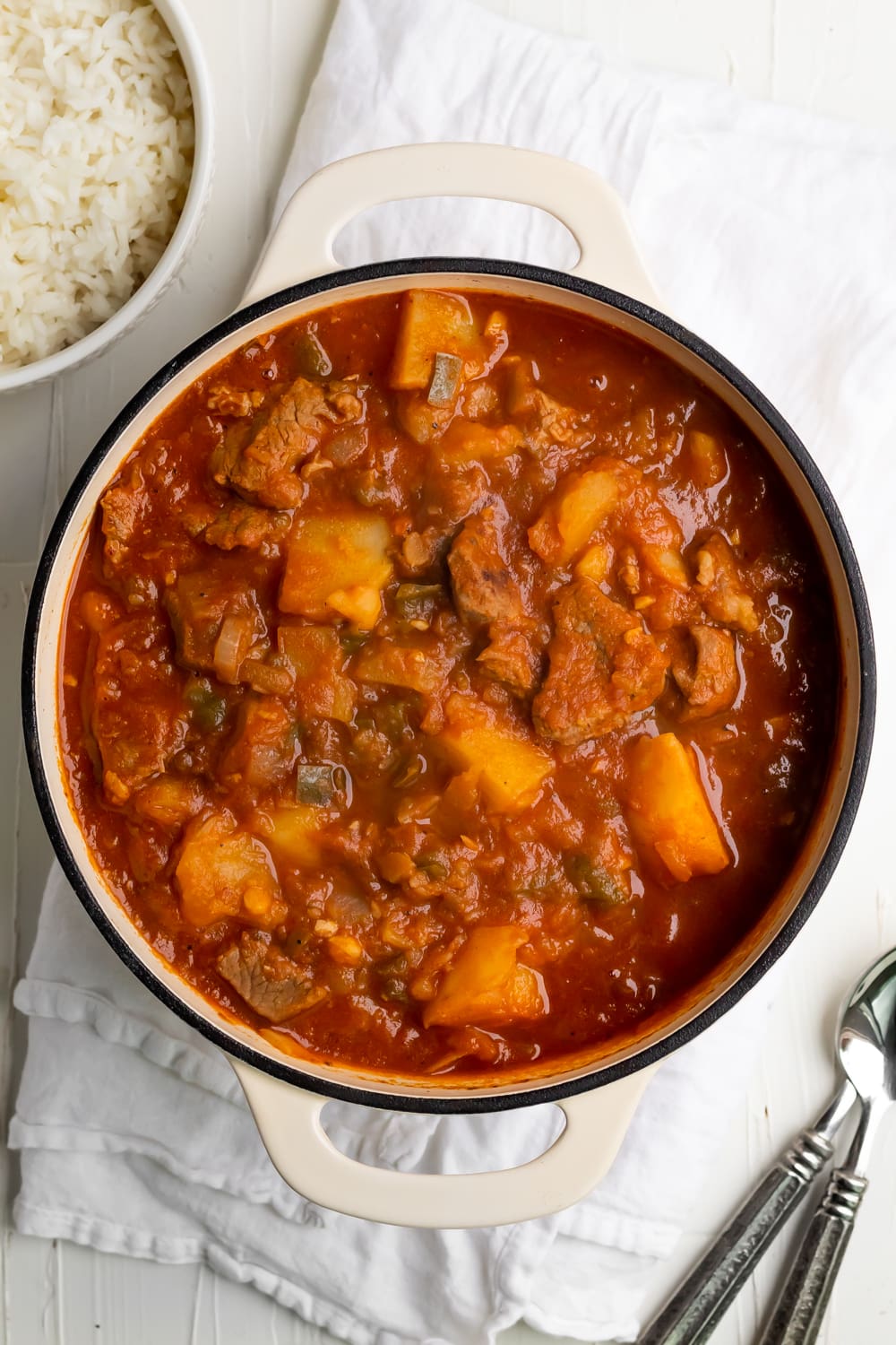 carne con papas in a Dutch oven