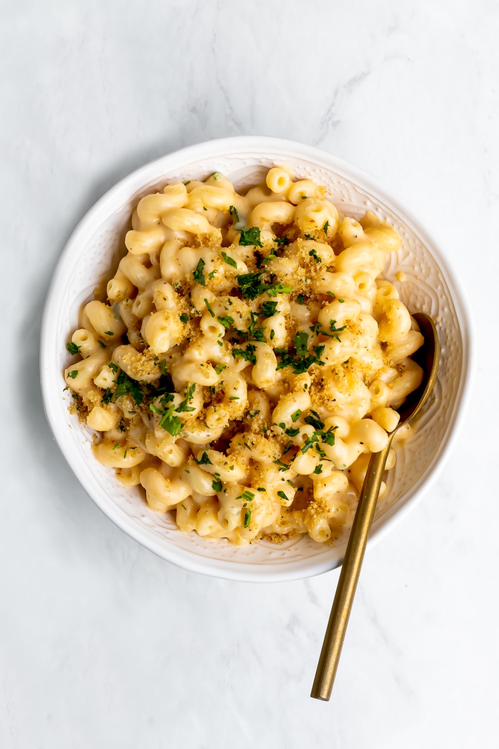 creamy mac and cheese in a bowl with panko breadcrumbs and parsley