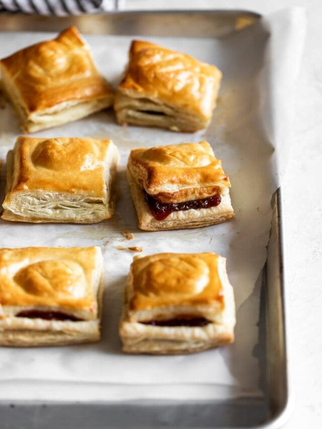 Cuban pastries or turnovers filled with guava paste and cream cheese. Just 4 ingredients make these pastelitos de guayaba y queso come to life!