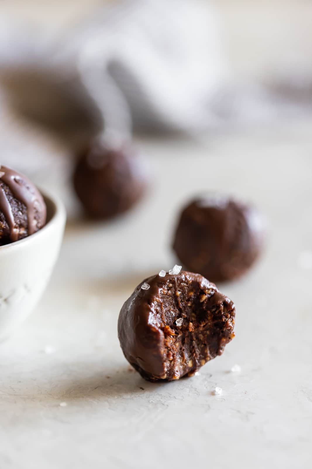 Refined sugar-free, paleo dark chocolate mint energy bites packed with healthy fat and fiber. Delicious on-the-go chocolatey snack with a hint of mint!