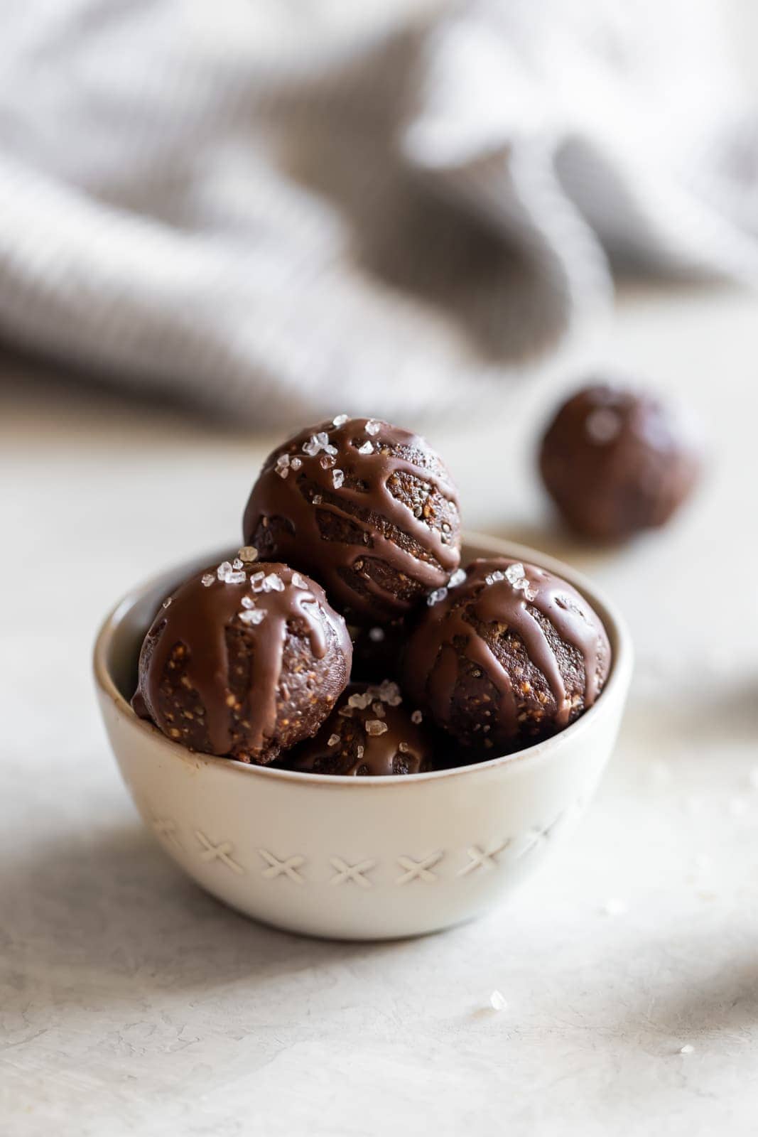 Refined sugar-free, paleo dark chocolate mint energy bites packed with healthy fat and fiber. Delicious on-the-go chocolatey snack with a hint of mint!