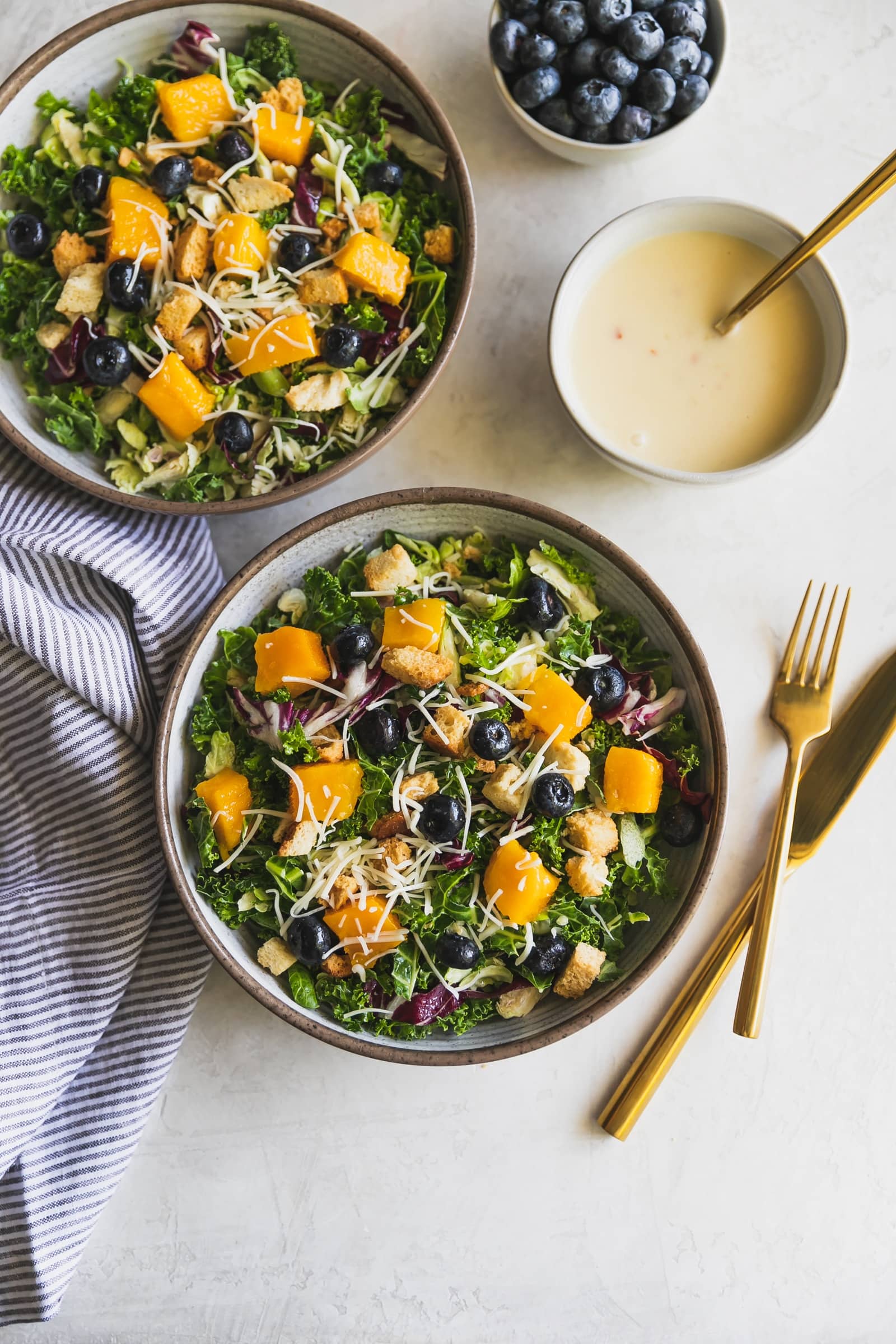 A Summer kale salad made with mango, blueberries, shaved Brussels sprouts, radicchio, Asiago cheese, Parmesan garlic croutons and tangy lemon vinaigrette. Just 3 ingredients!